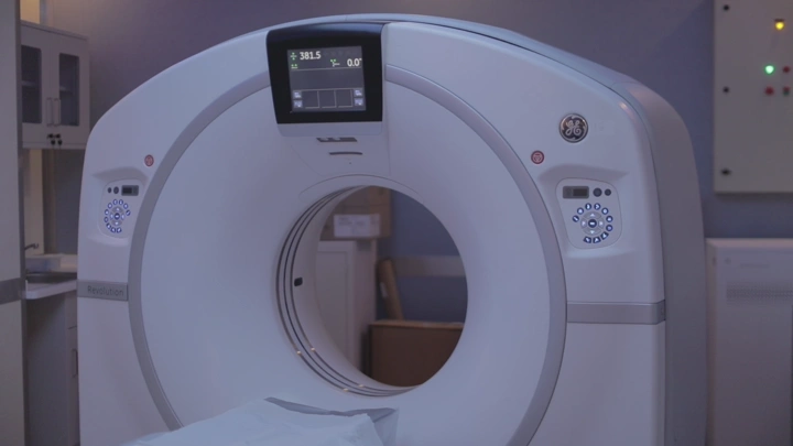 جهاز أشعة مقطعية في غرفة فحص، لقطة داخلية.