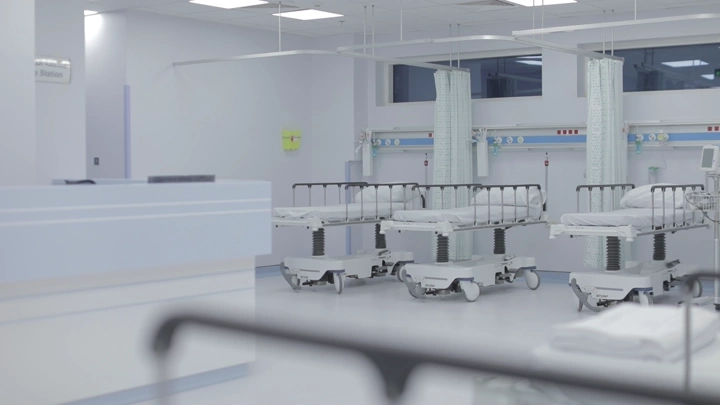 أسرة طبية في جناح مستشفى حديث، لقطة داخلية.