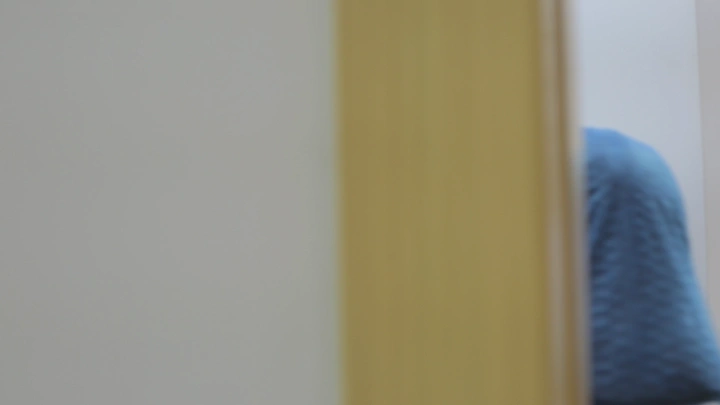 صورة ضبابية لشخص في غرفة اشعه بانوراميه ، لقطة داخلية.