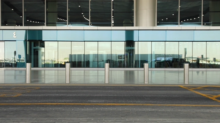 مرور سياره سودا امام المطار حديث في وضح النهار، لقطة أمامية.