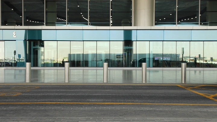 مرور جمس اسود امام واجهة مطار حديثة مع بوابة مغادرين، لقطة نهارية.