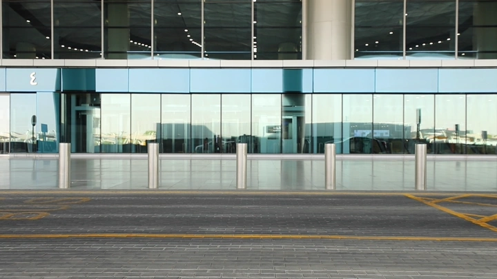 بوابة مغادرة المطار مع سيارة تتوقف امام المطار ، لقطة أمامية.