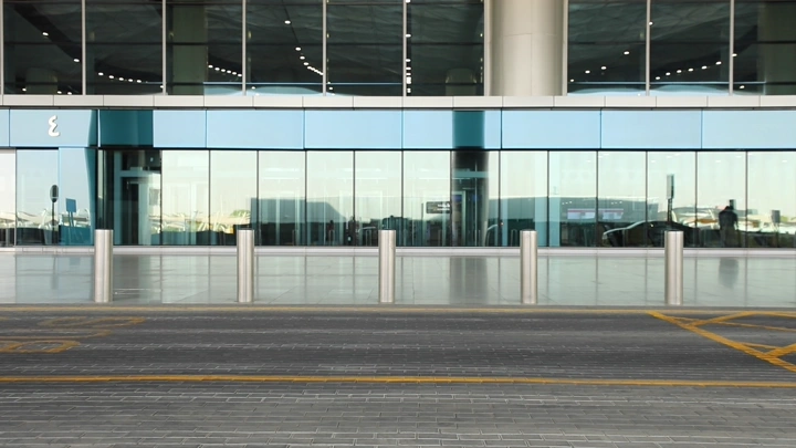 سيارة تتوقف عند بوابة المغادرين في المطار، لقطة أمامية.