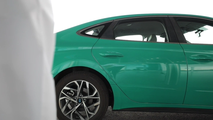 سيارة اجرة متوقفة في مكان مفتوح، لقطة جانبية.