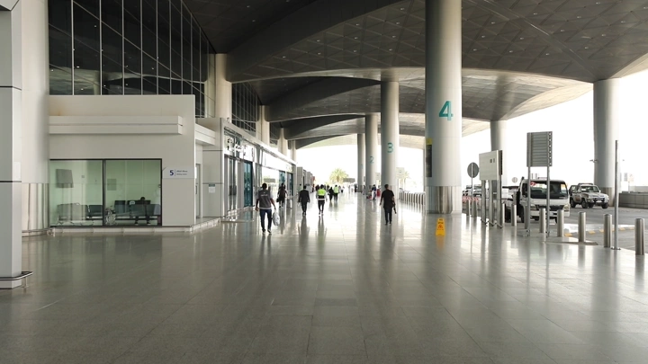 مدخل مطار الرياض مع أعمدة كبيرة، لقطة واسعة.