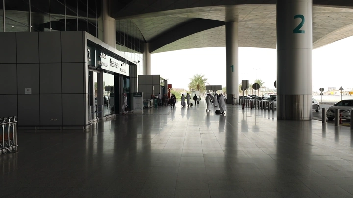 مدخل مطار الرياض في النهار، لقطة واسعة.