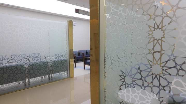 غرفة انتظار في مستشفى مع زجاج مزخرف، لقطة داخلية.