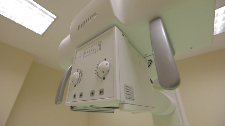 جهاز أشعة سينية في عيادة مستشفى، لقطة قريبة.