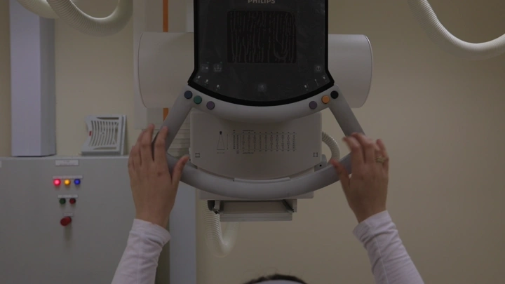 يدان تضبطان جهاز أشعة في عيادة، لقطة داخلية.