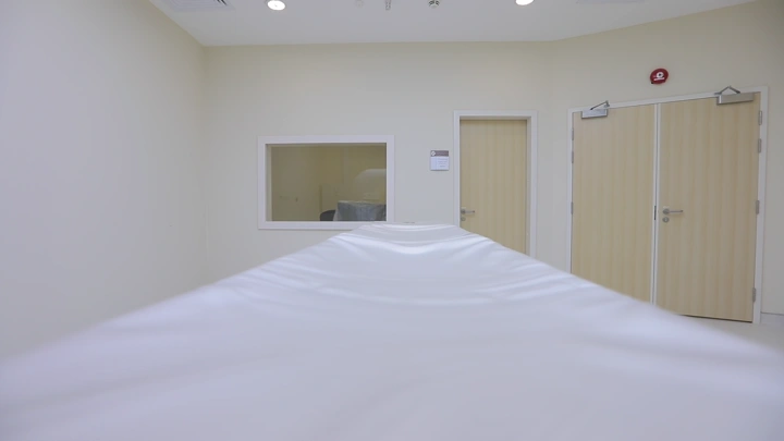 غرفة جهاز أشعة مقطعية في مستشفى، لقطة داخلية.