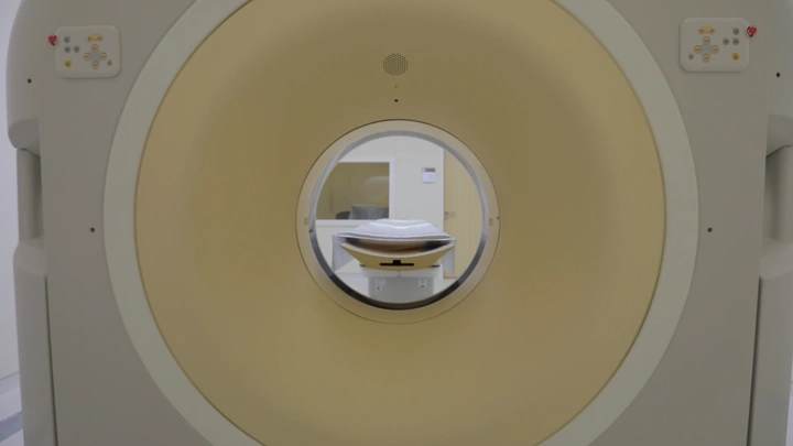 جهاز أشعة مقطعية في مستشفى، لقطة أمامية.