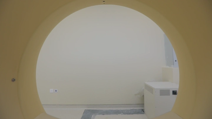 جهاز أشعة مقطعية في مستشفى، لقطة داخلية.