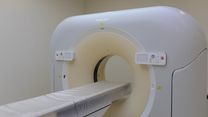 جهاز أشعة مقطعية في مستشفى، لقطة داخلية.