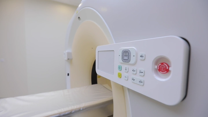 جهاز أشعة مقطعية في مستشفى، لقطة قريبة.