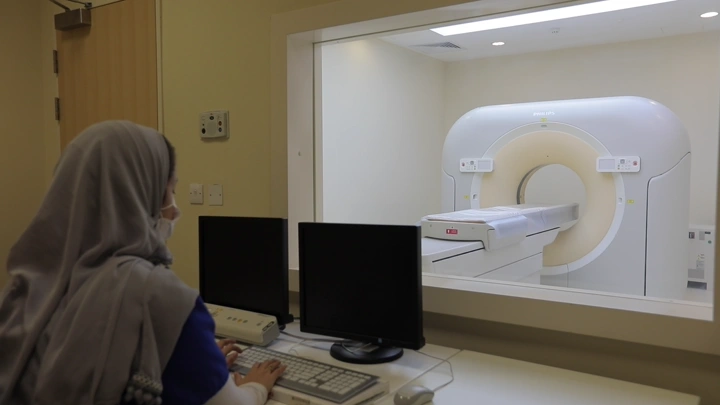 جهاز أشعة مقطعية في مستشفى مع فتاة تراقب، تصوير داخلي.