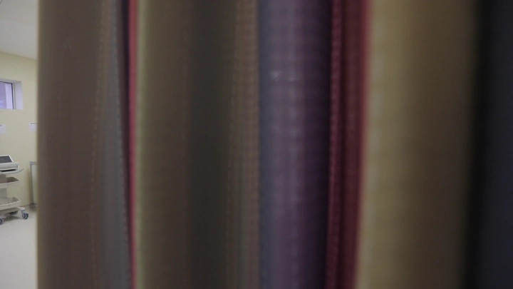 اسرة  في مستشفى، لقطة داخلية.