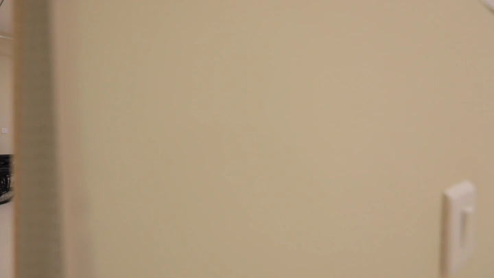 غرفة مستشفى مع أسرة فارغة، زاوية جانبية.