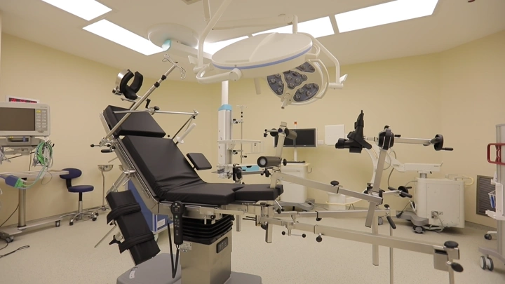 عياده حديثة في مستشفى، لقطة داخلية.