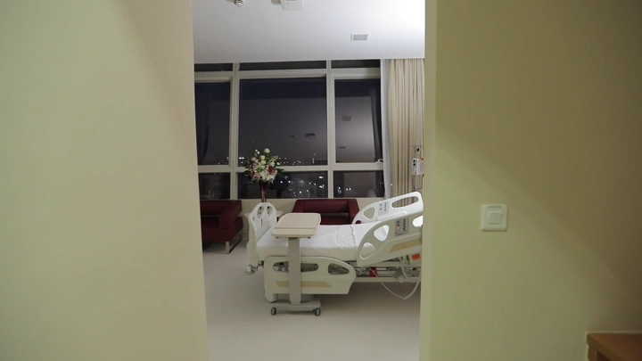 غرفة مستشفى حديثة في الليل، لقطة داخلية.