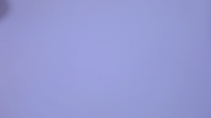 ازالة بقعة من ثوب ،قماش أزرق فاتح، لقطة قريبة.