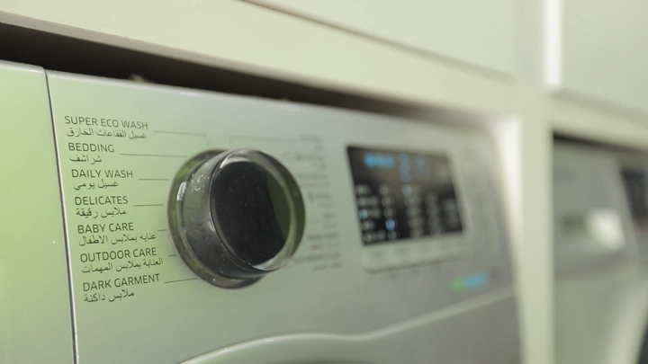 غسالة ملابس في مطبخ حديث، لقطة قريبة.