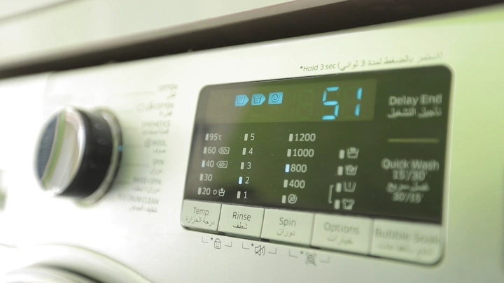 لوحة تحكم غسالة ملابس، لقطة مقربة.
