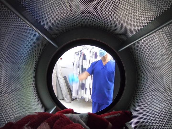 ملابس في الغسالة بمنظر داخلي، لقطة من داخل الغسالة.