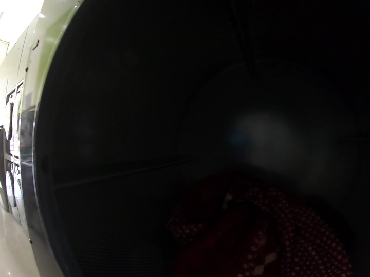 ملابس داخل غسالة في مشهد داخلي، لقطة مقربة.