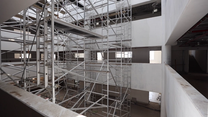 سقالات معدنية داخل مبنى تحت الإنشاء، لقطة داخلية.