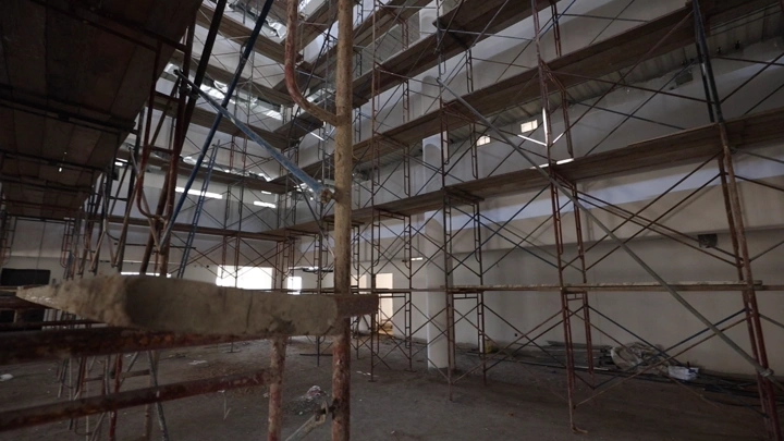 سقالات داخل مبنى تحت الإنشاء، لقطة داخلية.