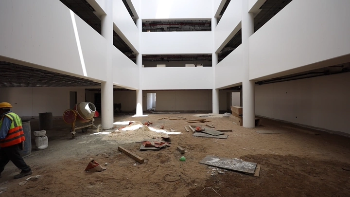 موقع بناء داخلي تحت الإنشاء، لقطة واسعة.