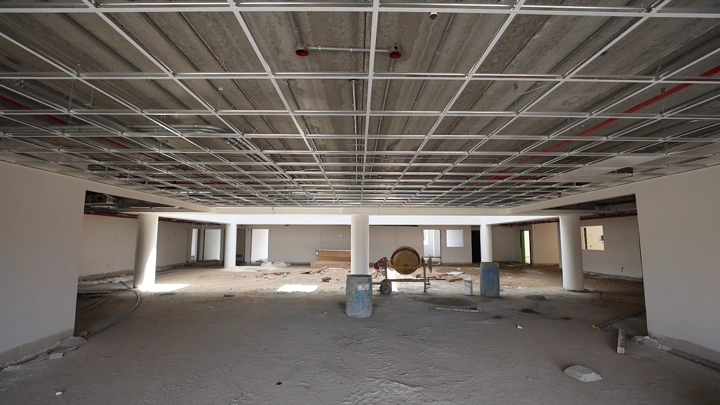 موقع بناء داخلي قيد الإنشاء، لقطة واسعة.