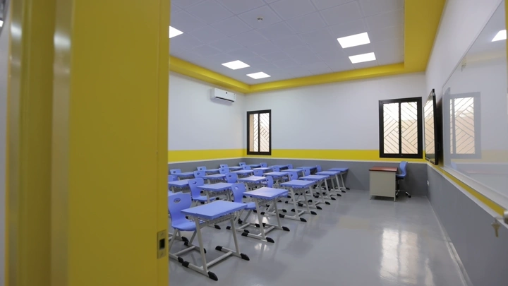 فصل دراسي حديث داخل مدرسة، تصوير داخلي.