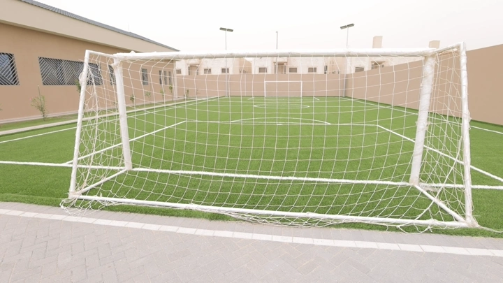 مرمى كرة قدم في ملعب صغير، لقطة نهارية.