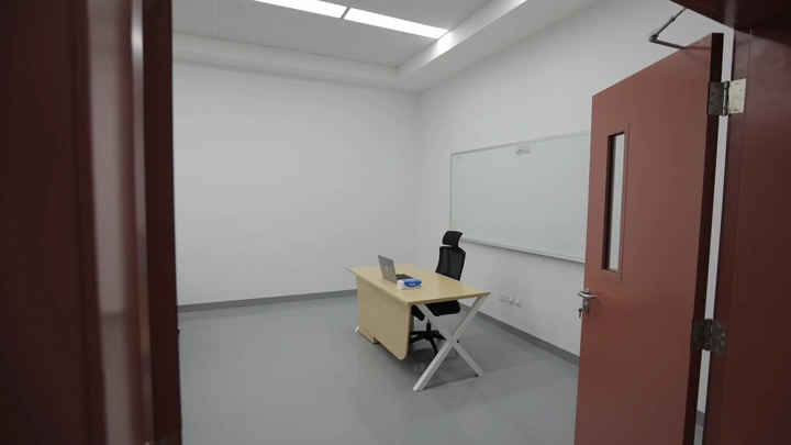 فصل حاسب آلي في مدرسة، لقطة من الباب.