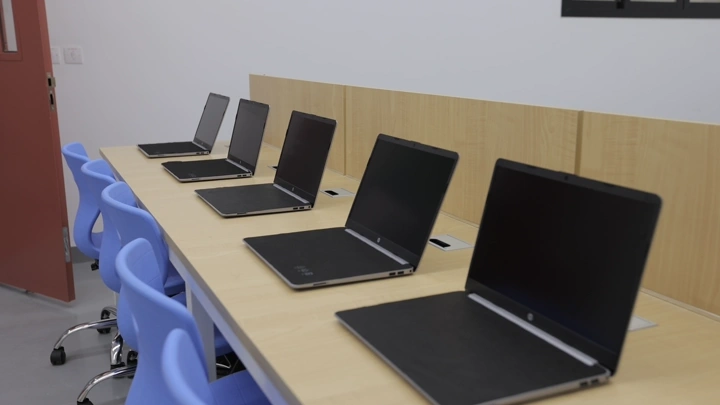 فصل حاسب آلي في مدرسة، لقطة داخلية.