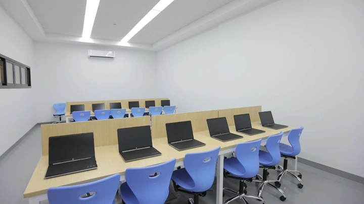 فصل حاسب آلي في مدرسة، لقطة داخلية.