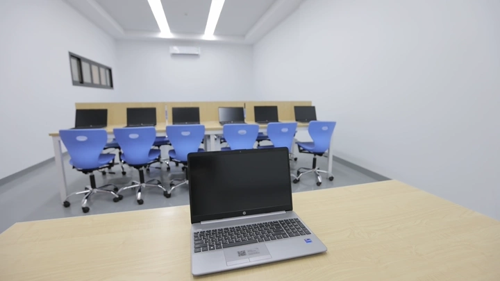 فصل حاسب آلي في مدرسة مع أجهزة كمبيوتر محمولة، لقطة واسعة.