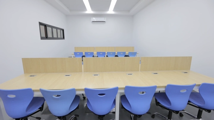 فصل حاسب آلي في مدرسة، تصوير داخلي.