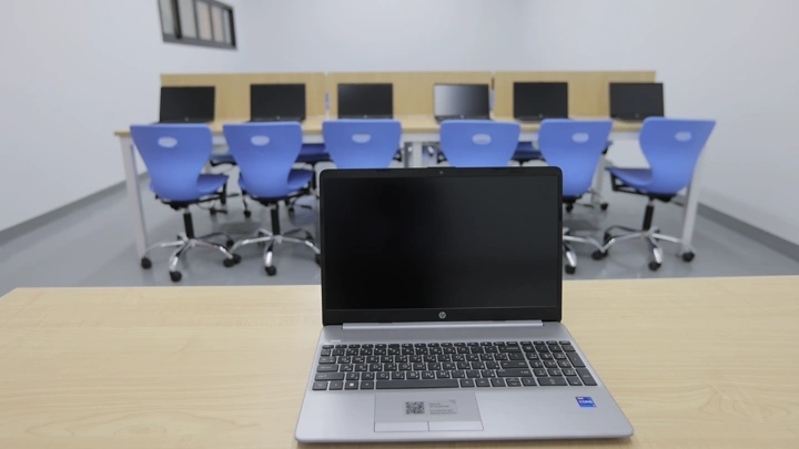 فصل حاسب آلي في مدرسة، منظر أمامي، لقطة ثابتة.