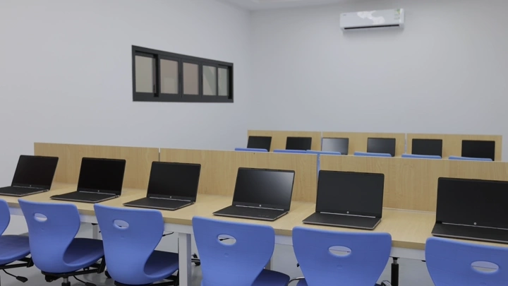 فصل حاسب آلي في مدرسة، تصوير داخلي.