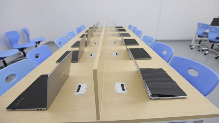 فصل حاسب آلي في مدرسة، تصوير داخلي.