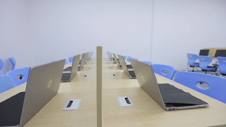 فصل حاسب آلي في مدرسة، منظر جانبي، تصوير داخلي.