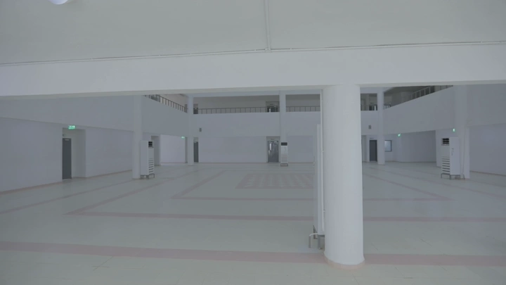 قاعة كبيرة داخل مدرسة حديثة، لقطة داخلية.