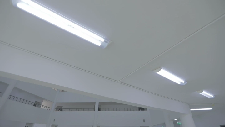 إضاءة سقف مدرسة حديثة من الداخل، لقطة واسعة.