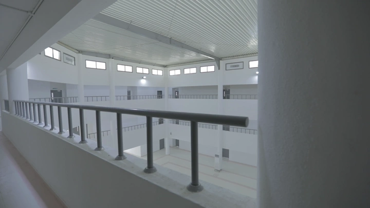 منظر داخلي لمدرسة حديثة، لقطة واسعة.