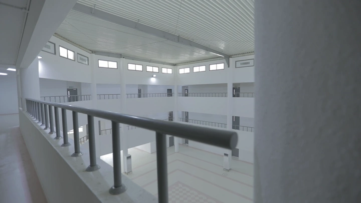 داخل مدرسة حديثة، لقطة من الطابق العلوي.