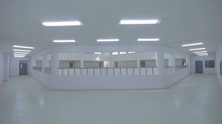 ممر مدرسة حديثة بإضاءة ساطعة، لقطة واسعة.