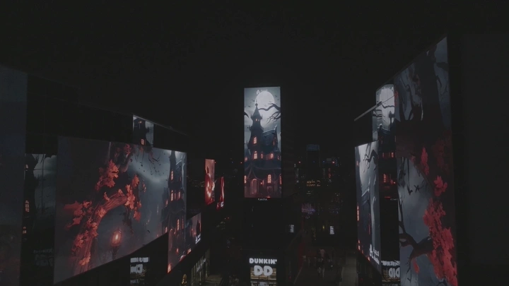 شاشات عرض مضيئة في البوليفارد بالرياض، لقطة ليلية جوية.