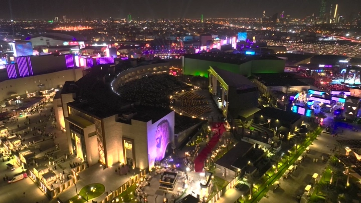 البوليفارد في الرياض ليلاً، منظر جوي.